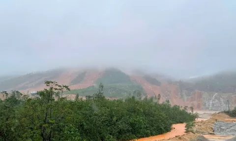 Hà Tĩnh: Sạt lở núi làm sập nhà dân; hàng ngàn nhà ngập sâu, một người bị lũ cuốn