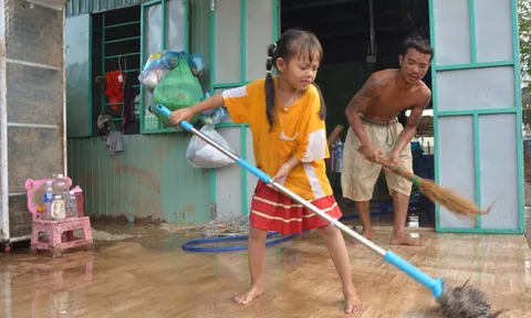 Người dân Tuy Phong gượng dậy sau trận ‘bom nước’ càn quét