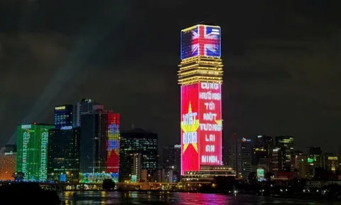 Tỏa sáng rực rỡ quốc kỳ trong tuần lễ hữu nghị Việt - Anh tại tòa tháp Saigon Marina IFC
