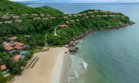 Khu nghỉ vừa được Michelin vinh danh, nằm bên rìa “vịnh biển đẹp nhất Việt Nam”, giá phòng gây bất ngờ