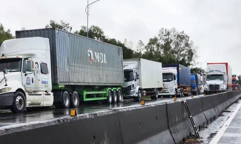 Quốc lộ 1 từ Sông Cầu đến Tuy An kẹt nghiêm trọng, hàng ngàn xe 'chôn bánh'