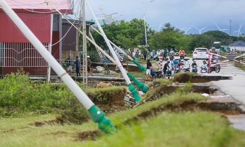 Lũ rút, đường ở Ninh Thuận cũ lộ ra nhiều đoạn gãy, trụ điện đổ la liệt