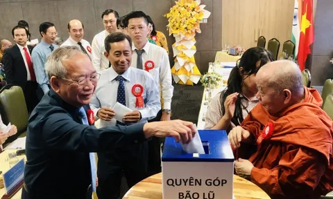 Hội Hữu nghị Việt Nam - Ấn Độ TP.HCM quyên góp ủng hộ miền Trung