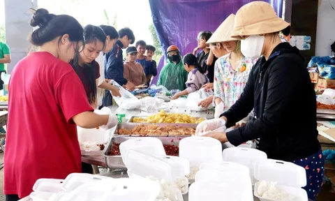 Những bếp lửa hồng nấu cơm tình nghĩa ở Hòa Thịnh