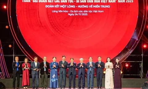 Hơn 500 tỉ đồng ủng hộ đồng bào miền Trung trong đêm khai mạc Tuần Đại đoàn kết các dân tộc Việt Nam