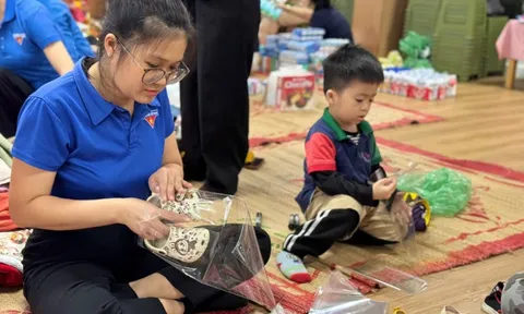 Thương lắm trẻ mầm non gói từng đôi dép 'còn dùng tốt' gửi bạn vùng lũ