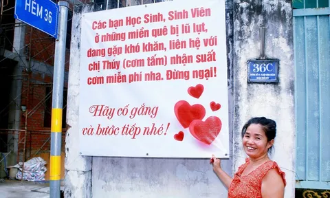 Ấm lòng với hàng trăm suất cơm 0 đồng tặng sinh viên quê vùng lũ, kèm lời mời 'đừng ngại'