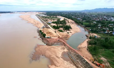 Lũ khoét thủng vào bờ sông Ba rộng 100m, dài 1,5km
