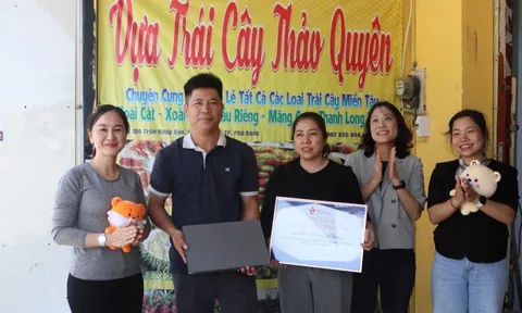 Đại diện Tổng cục Du lịch Hàn Quốc tri ân người đàn ông bán trái cây ở Phú Quốc