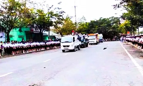 Gần 1.500 học sinh nghiêm trang kính tiễn thầy giáo thể dục ở Giồng Riềng về đất mẹ