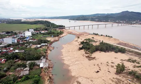 Trận lũ lịch sử để lại 'dòng sông mới' ngay khu dân cư