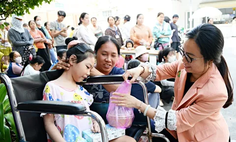 Trao tặng 800 phần cơm và 130 triệu đồng viện phí cho bệnh nhi nghèo