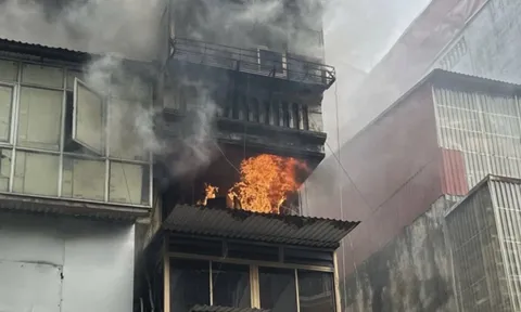 Cháy nhà trên phố cổ Hà Nội