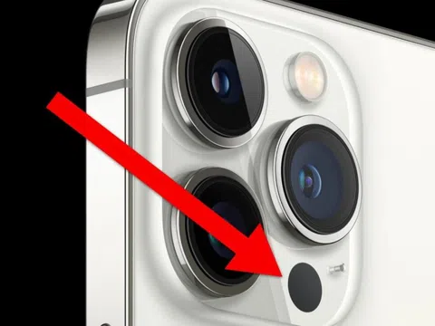 Chấm đen cạnh camera sau của iPhone có tác dụng gì?