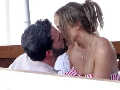 Jennifer Lopez và Ben Affleck hôn nhau giữa ồn ào ly hôn