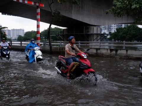 Triều cường đạt đỉnh, đường hoá sông, người dân TPHCM vất vả lội nước về nhà