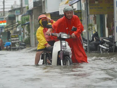 Mưa dai dẳng ở TPHCM khiến đường ngập sâu, xe chết máy hàng loạt