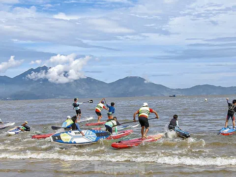 Sôi động giải đua thuyền buồm, chèo sup trên biển Đà Nẵng