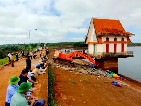 Chuyên gia kiểm tra lỗ thủng trên thân đập thủy lợi ở Gia Lai