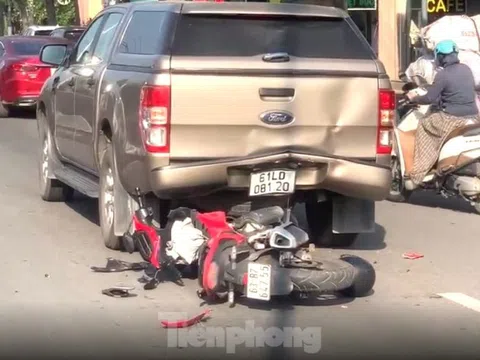 Video: Lao vào ô tô bán tải, người đàn ông đi xe máy nằm bất động