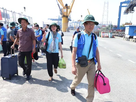 Đoàn đại biểu TPHCM vượt hơn 1.000 hải lý sẻ chia yêu thương với quân dân các đảo và nhà giàn phía Tây-Nam