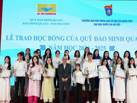 Sinh viên xuất sắc, tích cực hoạt động Đoàn, Hội nhận học bổng