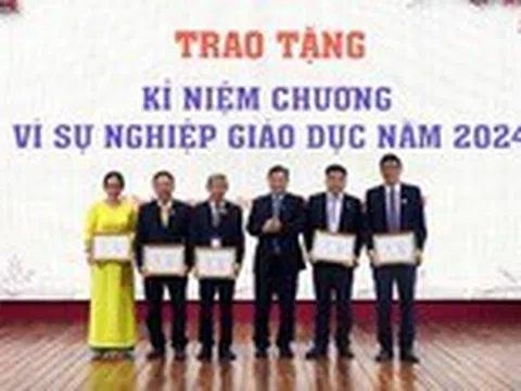 Cán bộ, giảng viên Trường đại học Cửu Long nhận Kỷ niệm chương