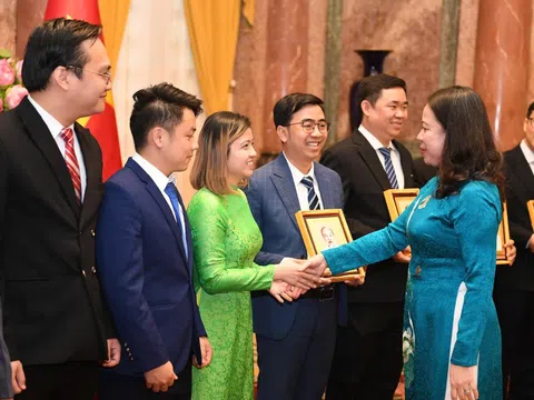 Phó Chủ tịch nước nói với nhà khoa học trẻ nhận Giải thưởng Khuê Văn Các: Cần nghĩ lớn hơn