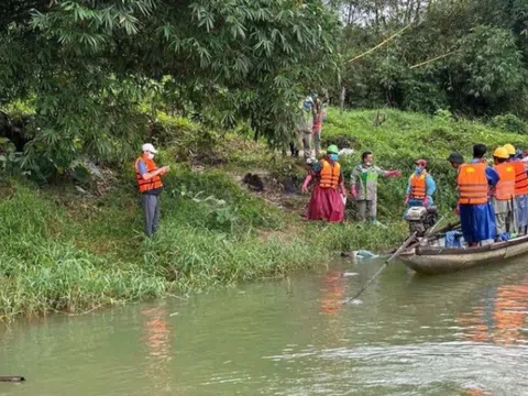 Vụ xe chở rác lao xuống sông Hương: Đã phát hiện được hai thi thể công nhân môi trường