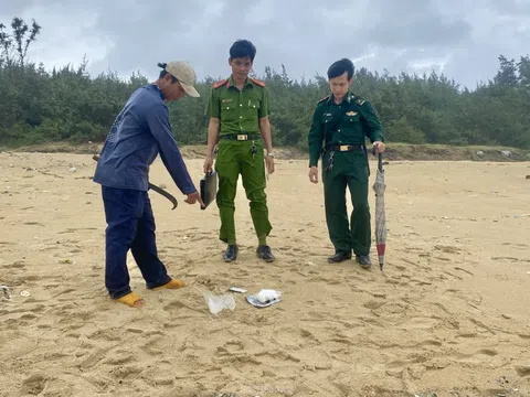 Đi nhặt ve chai trên bờ biển, phát hiện hàng nghìn viên nén nghi ma túy