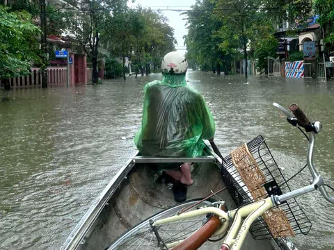 Huế mưa trắng trời, lũ dâng nhanh, người dân dùng thuyền di chuyển