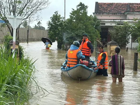 Mưa lớn kéo dài ở miền Trung, lũ trên sông Vệ trên báo động 3