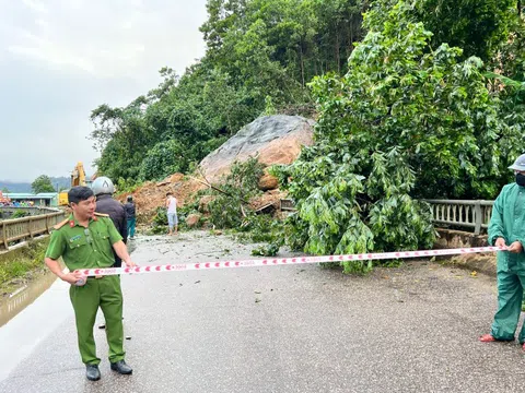 Sạt lở, nhiều tảng đá lớn rơi xuống cầu ở Quảng Nam