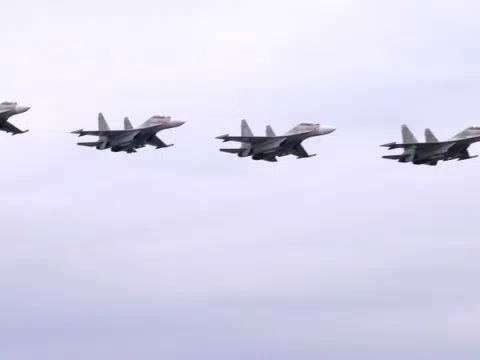 Bộ Quốc phòng tăng số lượng Su-30 và trực thăng bay chào mừng Triển lãm Quốc phòng quốc tế