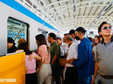 Người dân TPHCM hào hứng trải nghiệm metro trước ngày vận hành chính thức