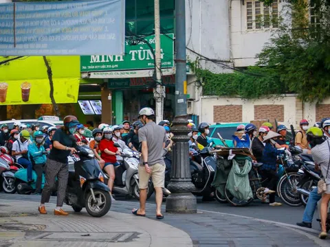 Đường ở TP.HCM ùn ứ diện rộng, nhiều người dắt xe máy lên vỉa hè ‘vượt ải’