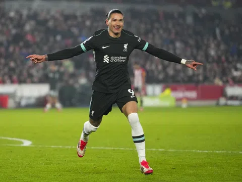 Lập cú đúp phút bù giờ, Nunez giúp Liverpool vượt ải Brentford