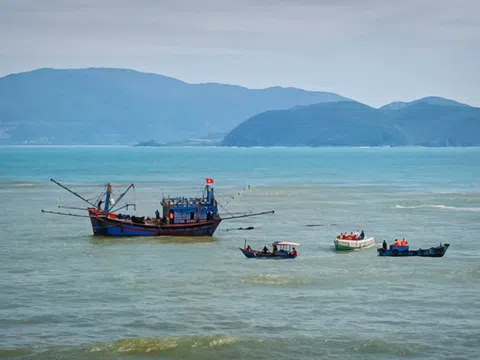 Sóng lớn đánh chìm thuyền trên biển Nha Trang, 1 ngư dân mất tích