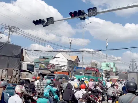 Công an lên tiếng về thông tin 'xe đầu kéo gây tai nạn do đèn tín hiệu chuyển sang đỏ đột ngột'