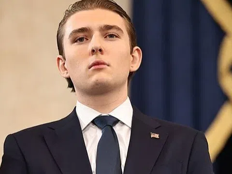 Diện mạo Barron Trump trong lễ nhậm chức của cha