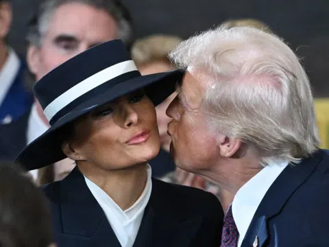 Đằng sau chiếc mũ che hết nửa mặt của bà Melania Trump