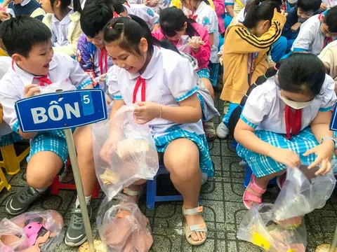 Nhiều học sinh khó khăn được tặng quà và lì xì nhờ chương trình nuôi heo đất