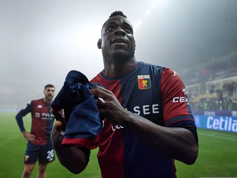 'Ngựa chứng' Mario Balotelli trên đường tới Hàn Quốc chơi bóng