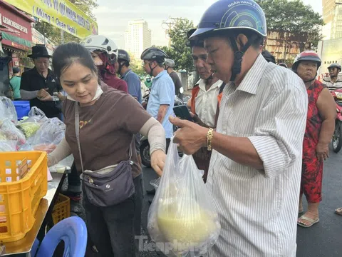 Chen chân mua gà cúng mùng 3 Tết