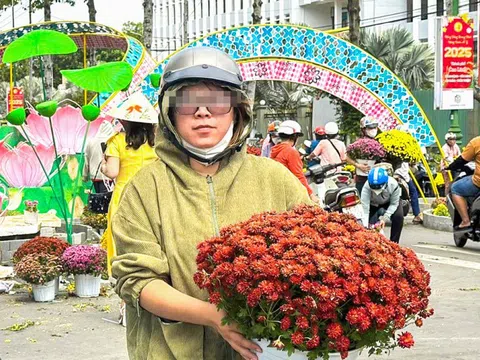 Người dân chất đầy xe hoa đem về trong ngày tháo dỡ Đường hoa xuân Cao Lãnh