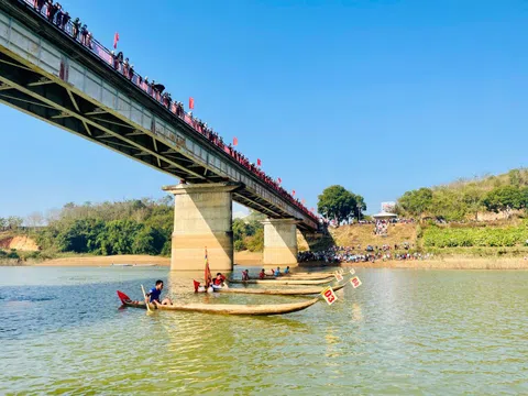 Hào hứng giải đua thuyền độc mộc trên sông Pô Kô