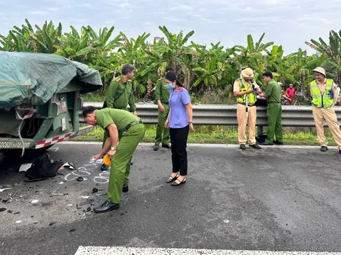 Ô tô tông vào xe đầu kéo đỗ ven đường, 2 người thương vong