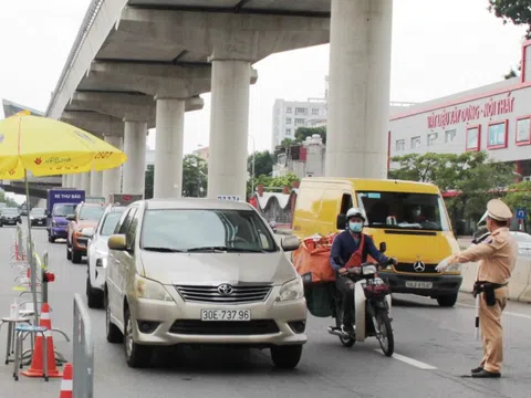 Đóng dải phân cách và cấm xe rẽ phải tại nhiều nút giao thông ở Hà Nội