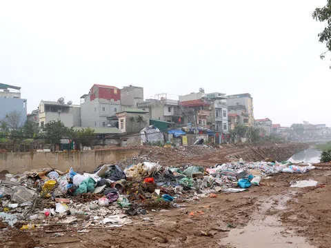 Rác thải 'tấn công' tuyến đường hai bên kênh dẫn dự án chống ngập ở Hà Nội