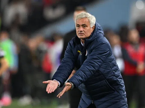 Bị phạt nặng vì 'đá đểu' trọng tài, Mourinho đối diện án chồng án